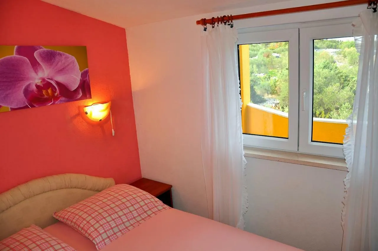 Apartments Villa Annika Slatine 0*,