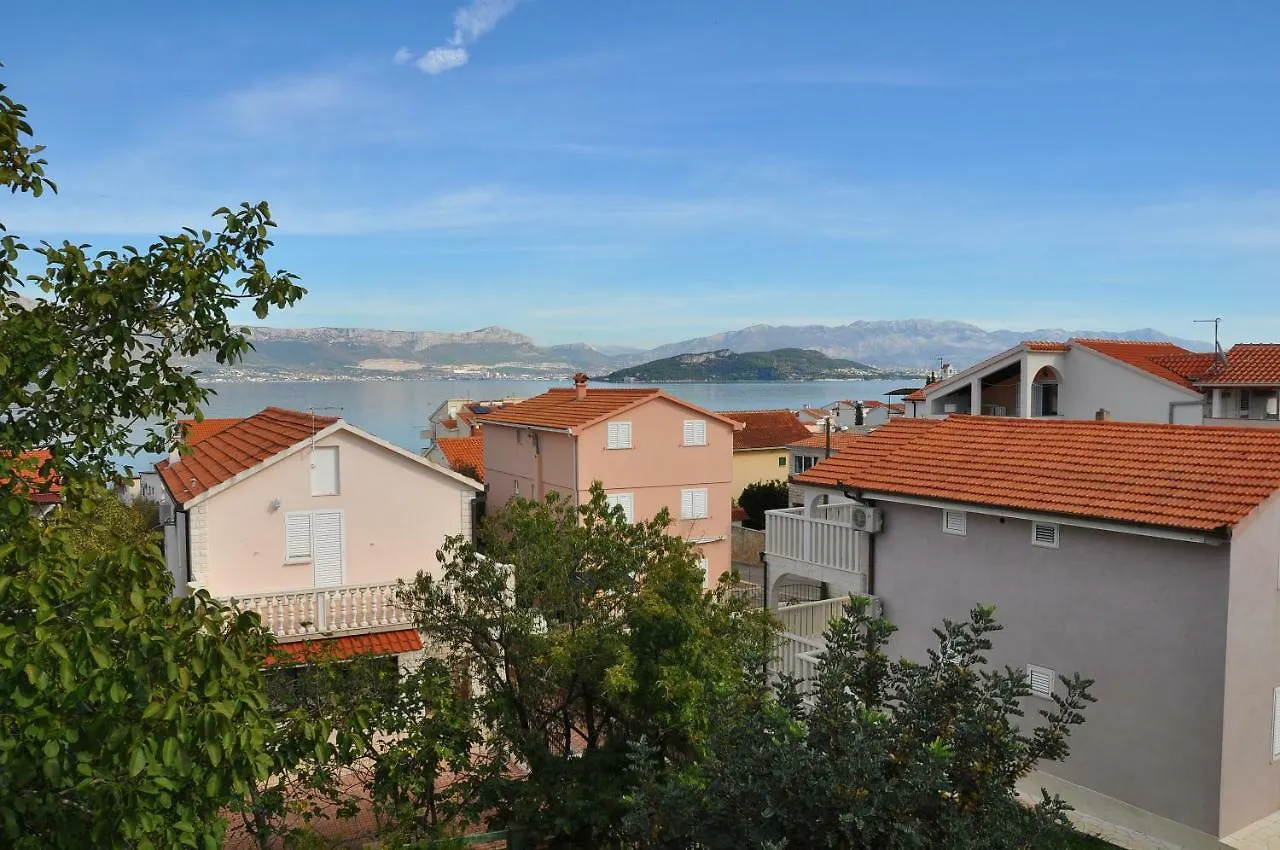 Apartments Villa Annika Slatine 0*,